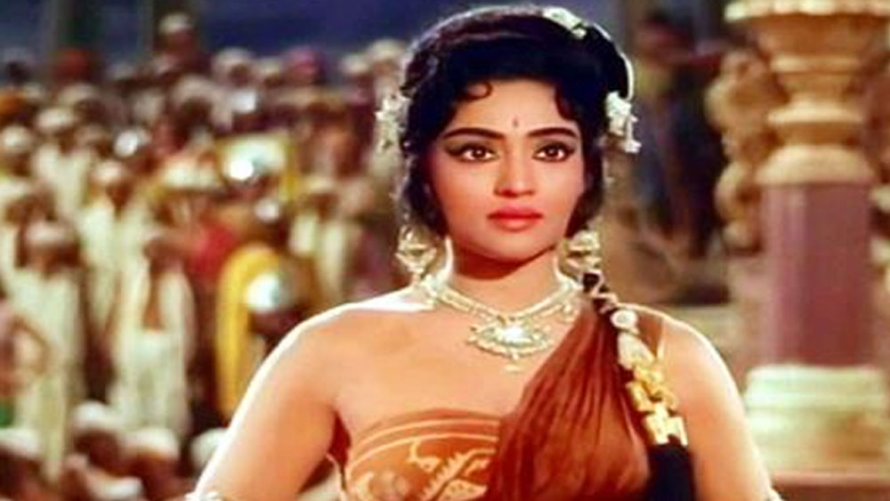 এ নিয়ে কথাবার্তাও এগিয়েছিল খানিকটা। তার মাঝেই আচমকা বেঁকে বসেন রাজকুমার। বৈজয়ন্তীমালার সঙ্গে জুটি বাঁধতে রাজি ছিলেন না তিনি। বদলে অন্য এক নায়িকার কথা জানান।