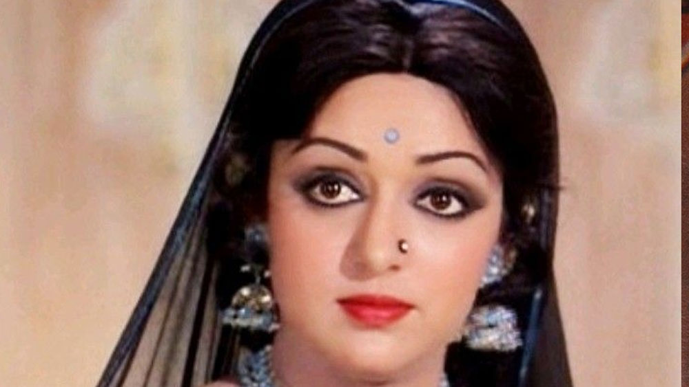 রাজকুমারের পছন্দের সেই নায়িকা ছিলেন হেমা মালিনি। বৈজয়ন্তীমালা তখন সুপারস্টার। দর্শকমহলে জনপ্রিয় মুখ। তাঁর পরিবর্তে কোনও উঠতি নায়িকা! রাজকুমারের এহেন সিদ্ধান্তে হতবাক হন পরিচালক।