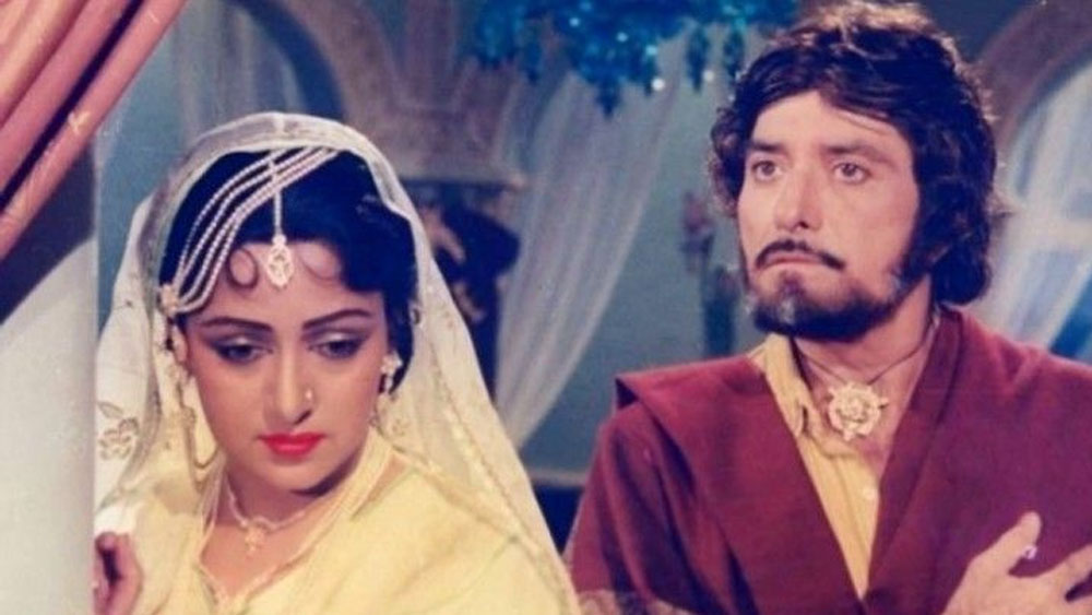 তাই অত্যন্ত আত্মবিশ্বাসী রাজকুমার তাঁকে বিয়ের প্রস্তাব দেওয়ার পরই হেমা তাঁর প্রস্তাব ফিরিয়ে দেন।