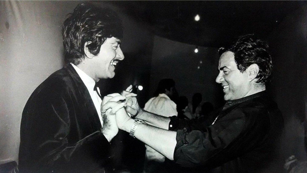 কখনও ধর্মেন্দ্রকে ‘পালোয়ান’ তো কখনও তাঁকে ‘মদ্যপ’ বলে বিতর্ক তৈরি করতেন। ধর্মেন্দ্র যদিও এগুলোকে হালকা ভাবেই নিতেই।