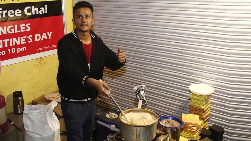 ভাঙা হৃদয়ে শেষে রাস্তায় রাস্তায় চা বিক্রি করতে শুরু করলেন। হয়ে উঠলেন ভারতের জনপ্রিয় চা বিক্রেতা ‘এমবিএ চাওয়ালা’। সেরা বিজনেস স্কুলে সুযোগ পাননি ঠিকই, কিন্তু অন্যতম সেরা ব্যবসায়ী হয়ে উঠলেন।