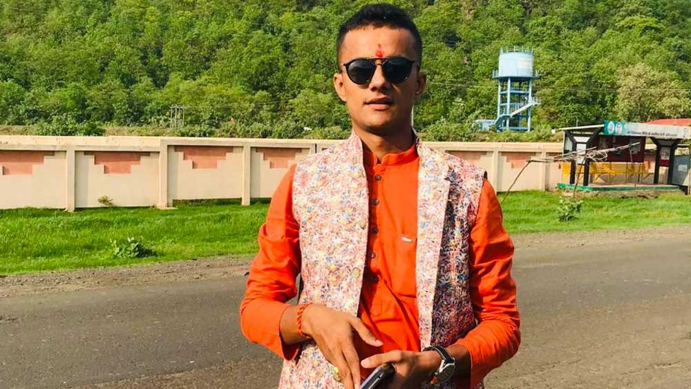 অত্যন্ত ভেঙে পড়েছিলেন। জীবনের মূল্য হারিয়ে ফেলেছিলেন। সিদ্ধান্ত নেন নিজেকে কিছু অবসর সময় দেওয়ার। বাবার থেকে টাকা নিয়ে ভারতের বিভিন্ন শহরে ঘুরে বেড়াতে শুরু করলেন।