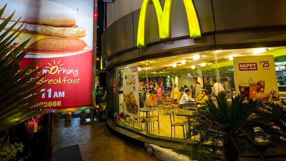 শেষে আমদাবাদে এসে তিনি নিজের কিছু শুরু করার মনস্থির করলেন। প্রথমে ম্যাকডোনাল্ডের আউটলেটে ইন্টারভিউ দিয়ে একটা কাজ শুরু করলেন। সারাদিন ধরে ঝাড়ু দিতেন আউটলেটে। কখনও কখনও ক্রেতাদের থেকে অর্ডারও নিতেন এবং খাবার পরিবেশন করতেন।