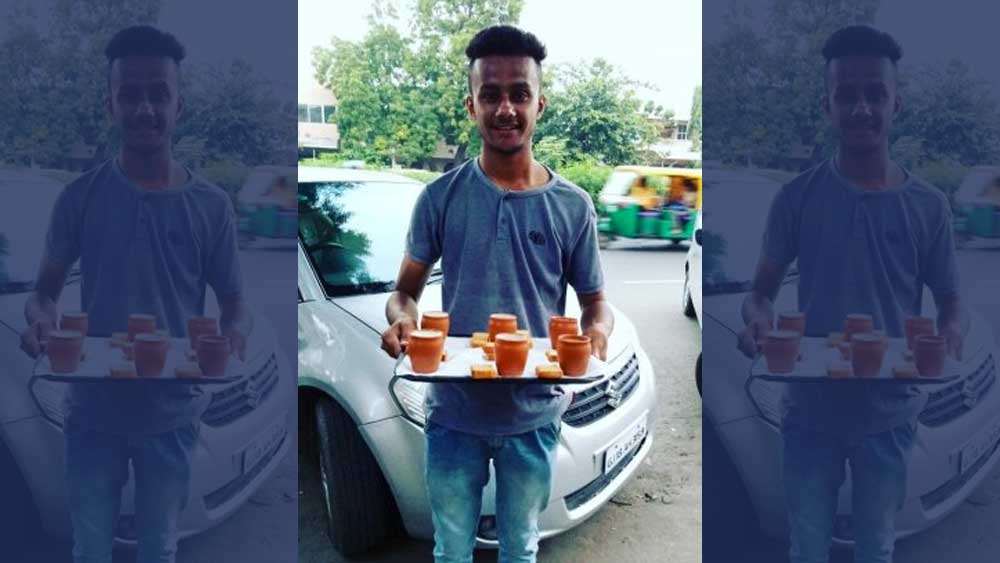 এ ভাবেই চলছিল। উপার্জনও হচ্ছিল। কিন্তু মনের শান্তি ছিল না। জীবন নিয়ে আক্ষেপ কিছুতেই কাটছিল না। নিজের কিছু করার ইচ্ছা থেকেই চা বিক্রির কথা মাথায় আসে তাঁর।