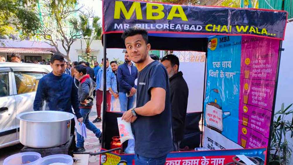 আমদাবাদের এক এমবিএ কলেজে ভর্তি হওয়ার কথা বলে বাবার কাছ থেকে ৮ হাজার টাকাও জুটিয়ে নেন। ওই টাকায় কেটলি, কাপ, ট্রে এবং চা তৈরির সমস্ত কাঁচামাল কিনে পরদিন থেকেই রাস্তায় বিক্রি করতে শুরু করেন।