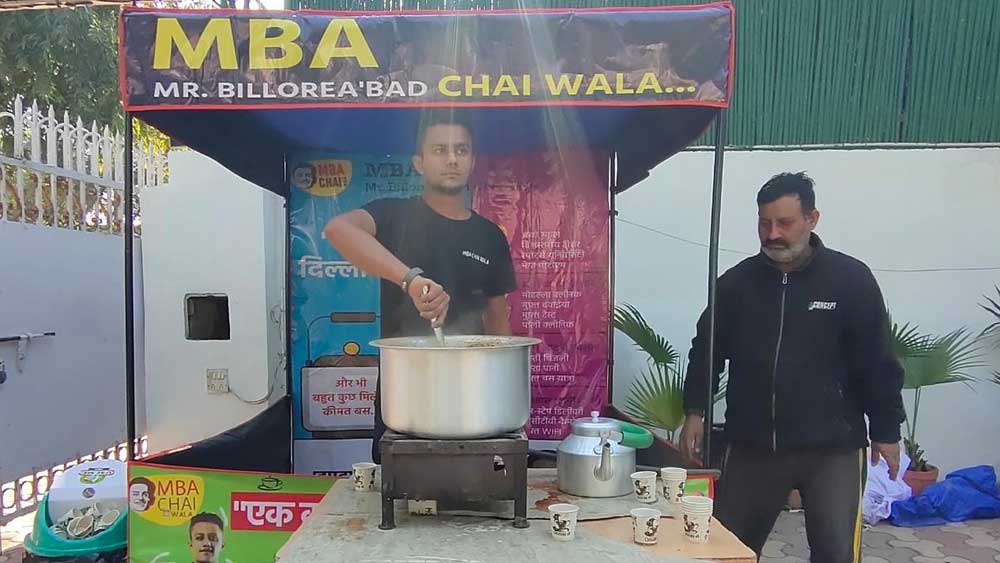 প্রথম দিন কোনও গ্রাহক পাননি। পরদিন ফের রাস্তায় দোকান দিলেন। এ বার নিজে গ্রাহকের কাছে চলে যেতে শুরু করলেন। গ্রাহকের কাছে গিয়ে অর্ডার নেওয়া এবং তাঁদের হাতে চা পৌঁছে দিলেন।