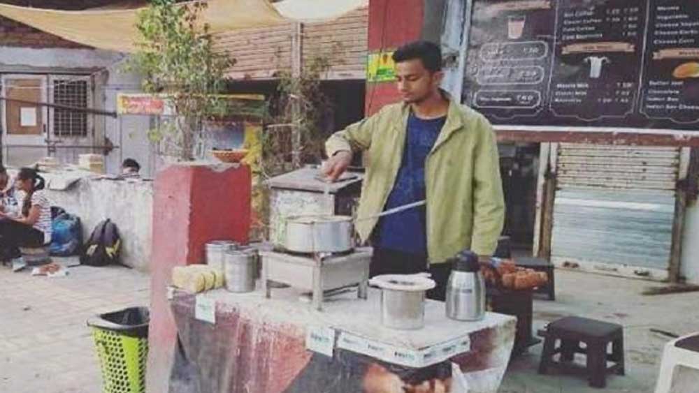 ইংরেজি বলা চাওয়ালাকে পছন্দ করতে শুরু করলেন মানুষ। প্রথম দিন ৫ জন গ্রাহক, পর দিন ২০ জন, তার পর দিন ১০০ জন... এ ভাবে ক্রমে বাড়তে থাকে বিক্রিবাটা। দু’সপ্তাহের মধ্যে তাঁর ব্যবসা এতটাই ফুলে ফেঁপে ওঠে যে আশেপাশের চা বিক্রেতাদের ঈর্ষার কারণ হয়ে উঠলেন।