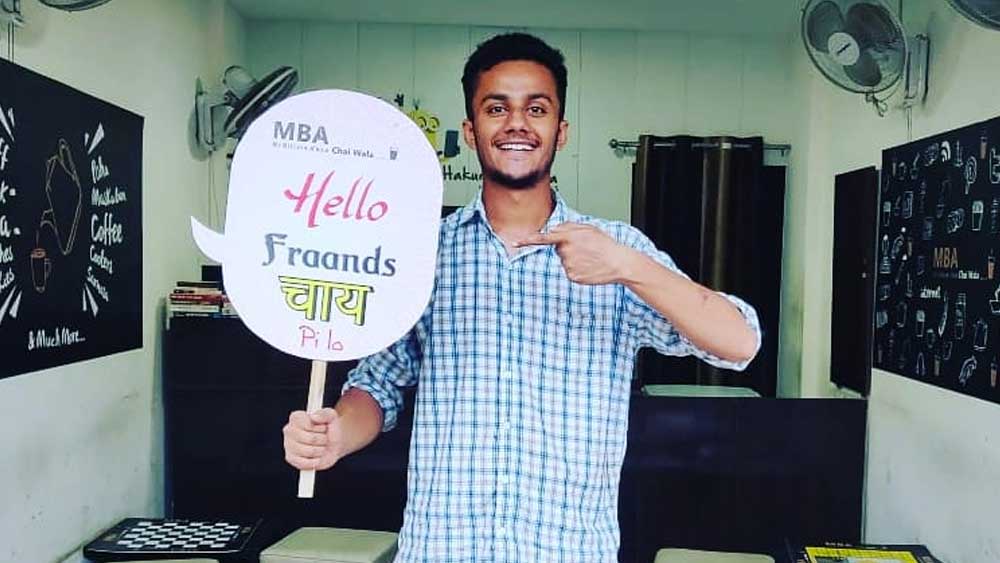 ফের চায়ের কেটলি নিয়ে আমদাবাদের অন্য জায়গায় দোকান দেন তিনি। এ বার আমদাবাদের এক হাসপাতালের ভিতর দোকান দেন। প্রতি মাসে এক হাজার টাকা ভাড়াও দিতেন। প্রফুল শুধু চা বেচতেন না, গ্রাহকদের সঙ্গে সংযোগ স্থাপনের নিত্যনতুন ভাবনা নিয়ে হাজির হতেন।