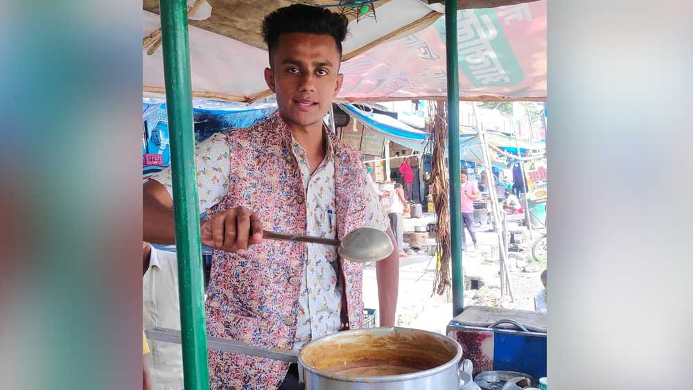 অনেকেই বুঝতে পারতেন না এর প্রকৃত অর্থ। চাওয়ালা তাও আবার এমবিএ! এমবিএ করে চা বিক্রি! এ সব নানা কথা নিয়ে হাসাহাসিও করতেন। তাতে ব্যবসায় কোনও প্রভাব পড়েনি যদিও।