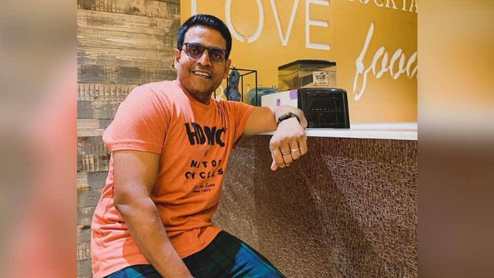 উত্তরপ্রদেশের জুনপুরের একটি গ্রামে জন্ম তাঁর। মাত্র ৩ বছর বয়সে জীবিকার কারণে বাবা তাঁদের নিয়ে চলে এসেছিলেন মুম্বইয়ে।