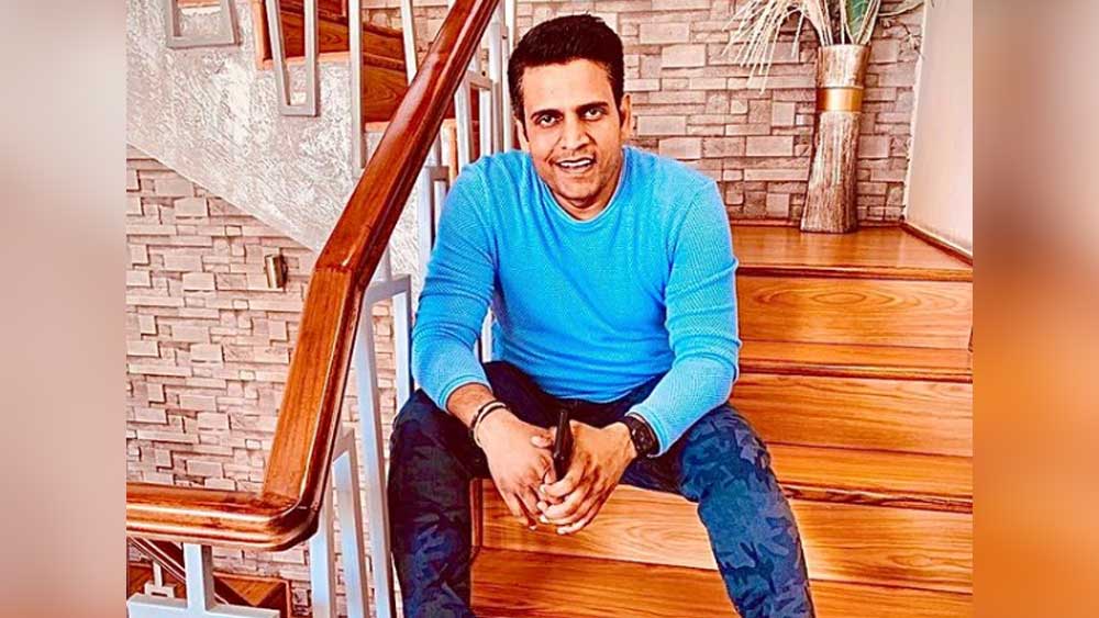 ২০০৩ সালে দ্বিতীয় বর্ষের পরীক্ষায় একেবারেই বসতে রাজি ছিলেন না তিনি। এ বারেও মা-বাবার কথাতেই পরীক্ষাটি দেন। কিন্তু অঙ্কে ফেল করে যান।