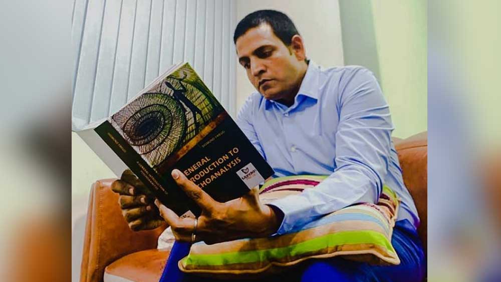 থার্ড পার্টির মাধ্যমে একটি টেলিকম সংস্থায় কাজ পান তিনি। ওই সংস্থার কাস্টমার সার্ভিস প্রতিনিধি ছিলেন। রোজ ১২-১৩ ঘণ্টা কাজ করতেন।