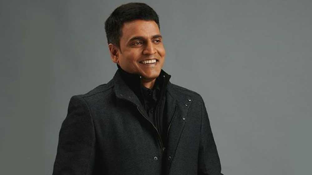 এর পর একটি সংস্থার সেলসম্যান হিসাবে যোগদান করেছিলেন। প্রতিটি কাজই মনপ্রাণ দিয়ে করতেন। যত ক্ষণ না পর্যন্ত বিক্রি করতে পারতেন, নিজের চেয়ার ছেড়ে উঠতেন না। সারাদিন না খেয়েও কাটিয়েছেন।