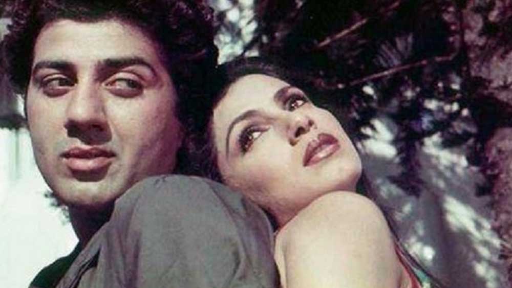 ঠিকই পড়ছেন। একটা সময় ছিল যখন দু'জনেই একে অপরকে ডেট করতেন। যদিও তখন বিবাহিত ছিলেন ডিম্পল এবং সানি দু'জনেই।