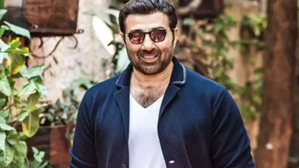 ডিম্পলের বাড়িতেও তখন নিত্য যাতায়াত ছিল সানির। ডিম্পলের দুই মেয়ে টুইঙ্কল এবং রিঙ্কি তাঁকে ‘ছোটে পাপা’ বলে ডাকতেন।