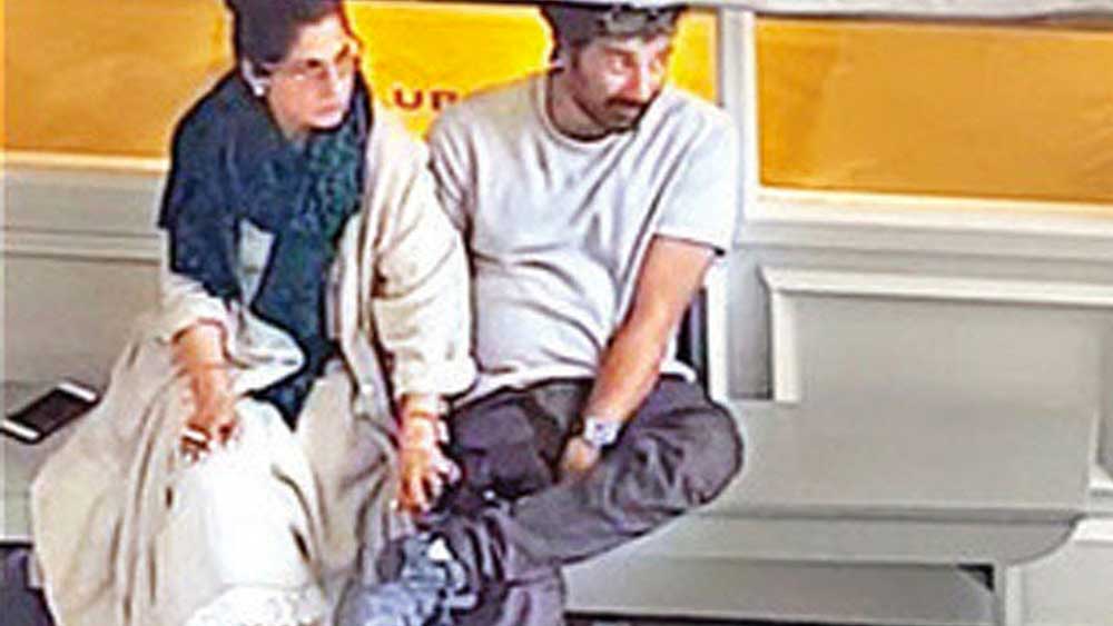 ২০১৭-য় লন্ডনের রাস্তায় হাতে হাত রেখে ঘুরতে দেখা গিয়েছিল সানি-ডিম্পলকে। ভাইরাল হওয়া সেই ভিডিয়ো দেখে অনেকেই মন্তব্য করেছিলেন, ৩০ বছর কেটে গেলেও সানি-ডিম্পলের প্রেমের নৌকা নাকি এখনও নতুন দিগন্ত খুঁজে চলেছে।