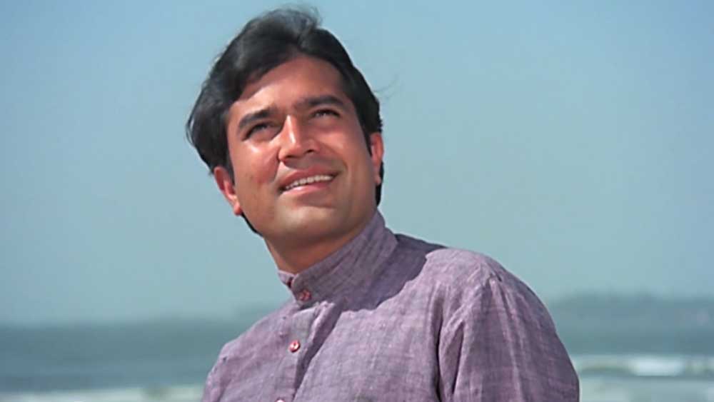 বলিউডে রাজেশ খন্নার মসনদ ধীরে ধীরে চলে যায় অমিতাভ বচ্চনের কাছে। রাজেশকে নিয়ে উন্মাদনা চরমে পৌঁছেছিল ভক্তদের মধ্যে। বিশেষ করে তাঁকে নিয়ে মহিলা অনুরাগীদের উত্তেজনা ছিল তীব্র।