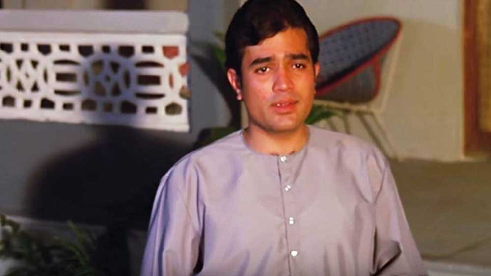 দূরদূরান্ত থেকে মহিলারা এসে অপেক্ষা করতেন তাঁর বাড়ির সামনে। এক লহমার জন্য তাঁর দেখা পেতে দীর্ঘ প্রতীক্ষাতেও নারাজ হতেন না তাঁরা। লিপস্টিকের দাগে ভরে যেত সুপারস্টারের গাড়ি। প্রাসাদের মতো বাড়িতে পৌঁছত রক্ত দিয়ে লেখা অসংখ্য চিঠি।