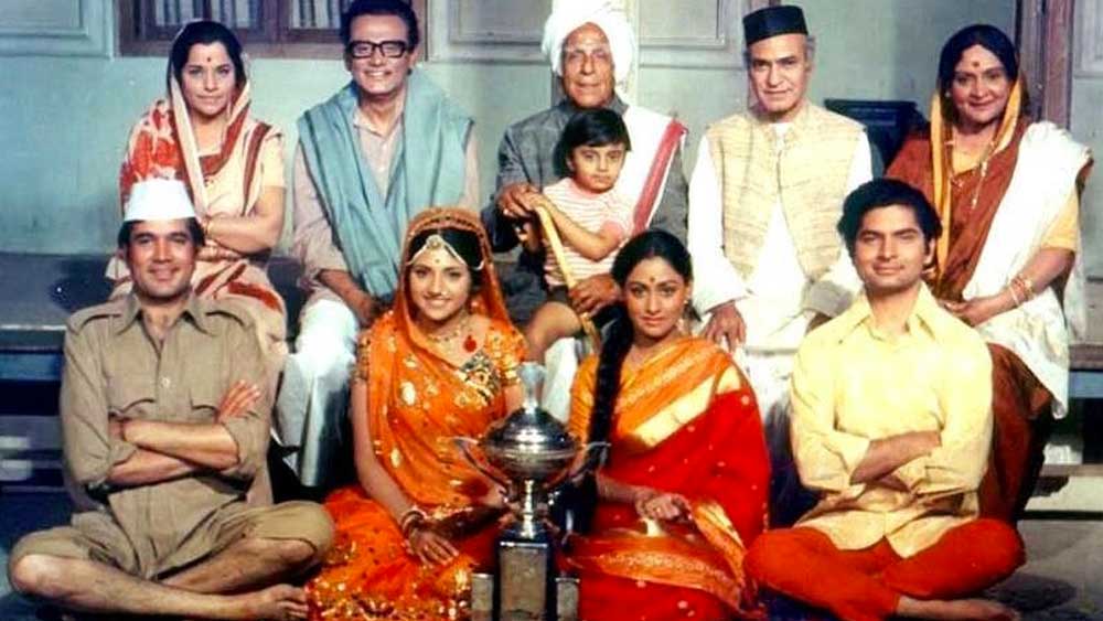 রাজেশ খন্নার সঙ্গে প্রথম থেকেই গভীর বন্ধুত্ব ছিল জয়া বচ্চনের (তখন জয়া ভাদুড়ি)। দু’জনে অভিনয় করছিলেন ‘বাওর্চি’ ছবিতে। সে সময় জয়ার সঙ্গে আলাপ হয়েছে অমিতাভের। জয়ার সঙ্গে দেখা করতে প্রায়ই ‘বাওর্চি’-র সেটে আসতেন অমিতাভ। শোনা যায়, জয়াকে নাকি অমিতাভের সঙ্গে সম্পর্ক রাখতে নিষেধ করতেন রাজেশ। কারণ তাঁর মনে হত, অমিতাভের কোনও দিন কিছু হবে না।