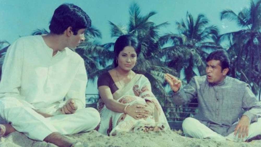 দীর্ঘ দিন স্ট্রাগল করার পরে একটু একটু করে ইন্ডাস্ট্রিতে নিজের জায়গা তৈরি করে নেন অমিতাভ। রাজেশের সঙ্গে তিনি প্রথম কাজ করলেন ‘আনন্দ’ ছবিতে। দর্শকদের মনে হল, এ বার এমন একজন এসেছেন যিনি টক্কর দিতে পারেন রাজেশ খন্নার সঙ্গে।