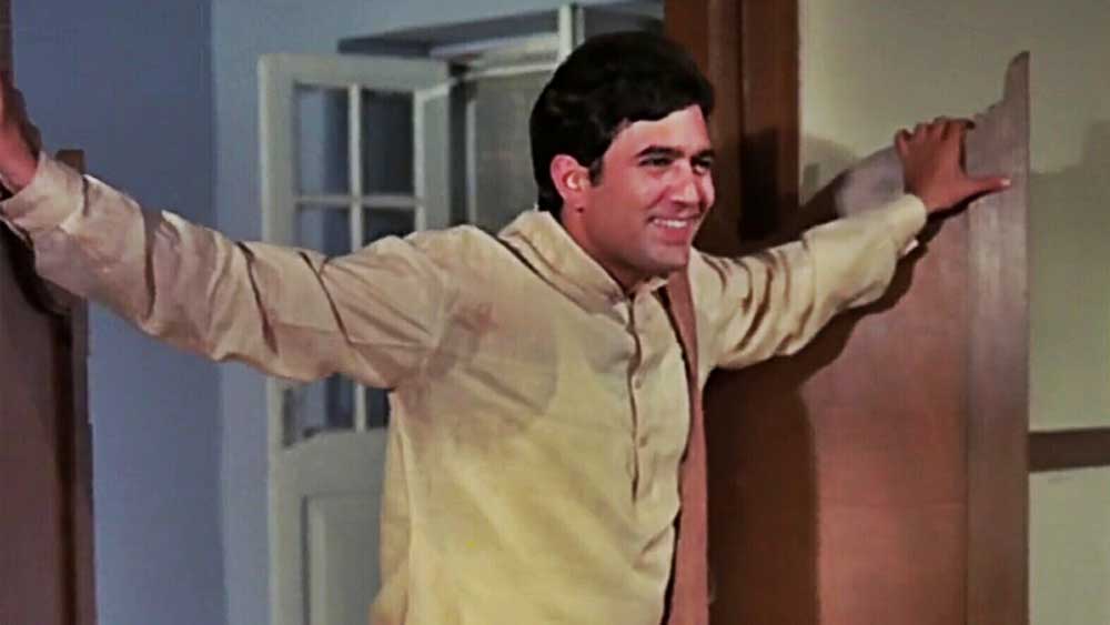 অমিতাভের নিয়মানুবর্তিতা নিয়ে যখন আলোচনা হত, তখন রাজেশ বলেন, ‘‘আমি আমার মুডের চাকর নই। যখন আমার ইচ্ছে হবে, তখন আমি কাজ করব। আমি সুপারস্টার। কেরানি নই, যে সময় মেনে কাজের জায়গায় যাব।’’