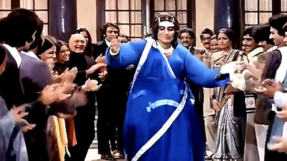 এখানেই শেষ নয়। অমিতাভের উদ্দেশে রাজেশের তির্যক মন্তব্যবাণের ধারা দীর্ঘ ছিল আরও। ‘লাওয়ারিশ’ ছবিতে ‘মেরে অঙ্গনে’ গানের দৃশ্যে অমিতাভকে শাড়ি পরতে দেখে রাজেশ বলেছিলেন, তিনি কোনও দিন ছবিতে শাড়ি পরবেন না।