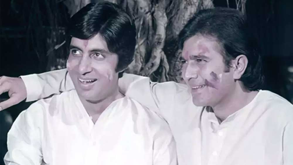 মহরতে উপস্থিত উৎসাহী দর্শকরা রাজেশকে দেখে অটোগ্রাফ নিতে ভিড় করেন। তখনও সেখানে অমিতাভ ছিলেন না। কিন্তু যেই তিনি সেখানে হাজির হলেন, পুরো ভিড়টাই তাঁকে ছেড়ে চলে গেল অমিতাভের দিকে। তখনও তাঁদের রাজেশের অটোগ্রাফ নেওয়াই হয়নি!