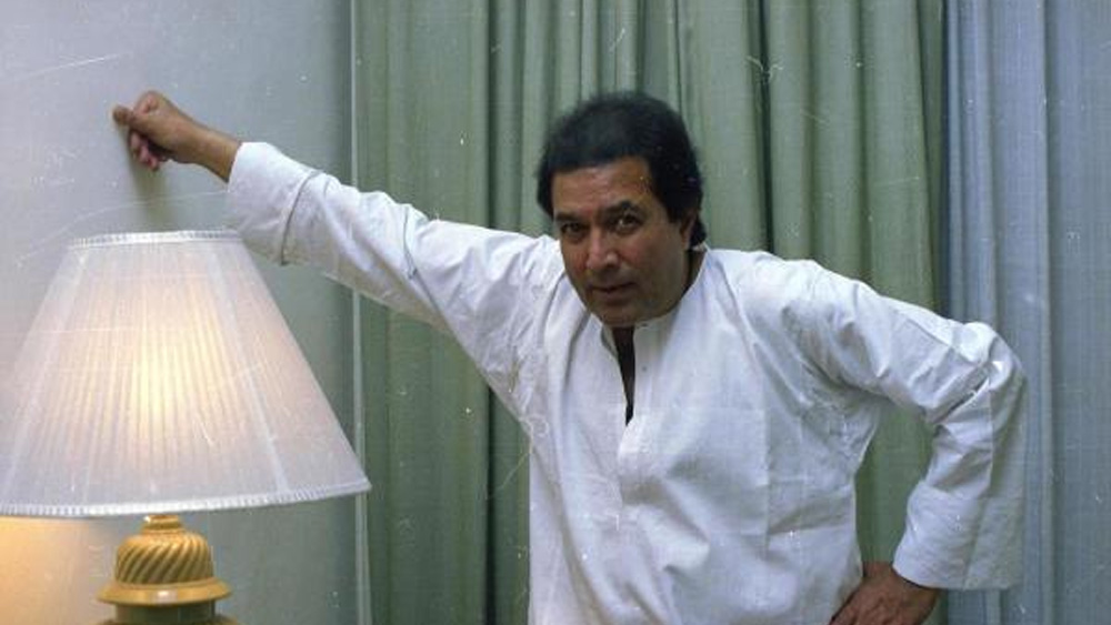 ঘনিষ্ঠ মহলের খবর, সে দিন মহরৎ থেকে বাড়ি না ফিরে রাজেশ বান্দ্রায় নিজের অফিসে গিয়েছিলেন। সেদিন তাঁর চোখের জলও নাকি বাধ মানেনি। ‘শক্তি’ সুপারহিট হওয়ার সব ক্রেডিট রাজেশ খন্না দিয়েছিলেন দিলীপকুমারকে। এ ভাবেই বার বার অমিতাভের প্রতি তাঁর ঈর্ষান্বিত মন প্রকাশিত হয়ে পড়ত।