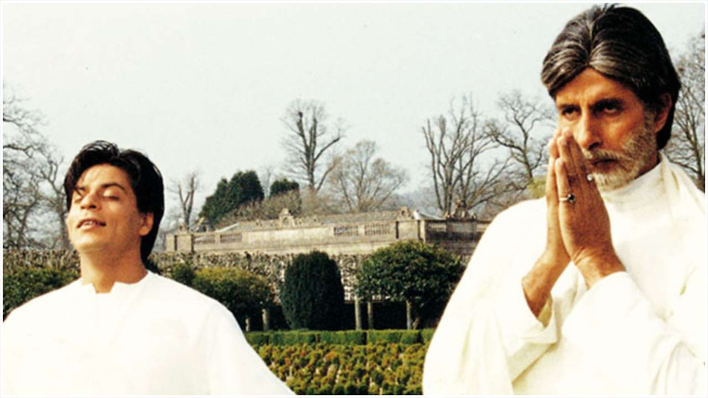 শোনা যায়, একসময় তিনি নিজে গিয়ে যশ চোপড়ার কাছে কাজ চেয়েছেন। তার পরই যশ চোপড়া ‘মহাব্বতেঁ’ প্রযোজনা করেছেন। এর পর অমিতাভের কাছে এসেছে কেবিসি সঞ্চালনার সুযোগ।