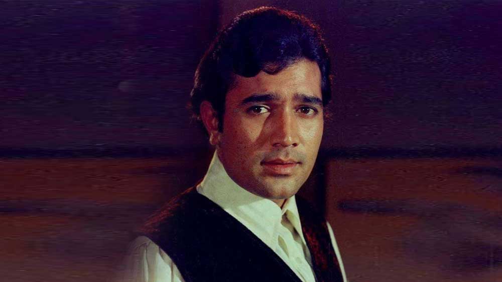 অন্ধকারে চলে যাওয়া পর্দার ‘আনন্দ’ আর আলোয় ফিরতে পারেননি তাঁর ‘বাবুমশাই’-এর মতো। তাঁর কেরিয়ার লম্বা হয়েছে ঠিকই। কিন্তু অমিতাভ তাঁকে ছাপিয়ে গিয়েছেন। অন্তত সেরকমই মনে করেন দর্শক ও অনুরাগীরা।