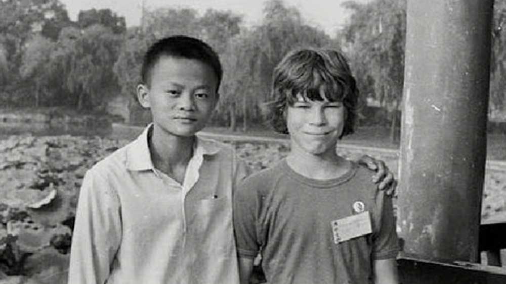 চিনের ঝেজিয়াং প্রদেশের হাংঝৌতে তাঁর জন্ম ১৯৬৪ সালের ১০ সেপ্টেম্বর। জন্মের পরে তাঁর নামকরণ হয়েছিল মা ইউন। খুব ছোট থেকে ইংরেজি শিখতে শুরু করেছিলেন নিজের চেষ্টায়। স্থানীয় হোটেলগুলিতে গিয়ে তিনি ইংরেজিতে কথা বলতেন পর্যটকদের সঙ্গে। যাতে ইংরেজিতে সড়গড় হতে পারেন।