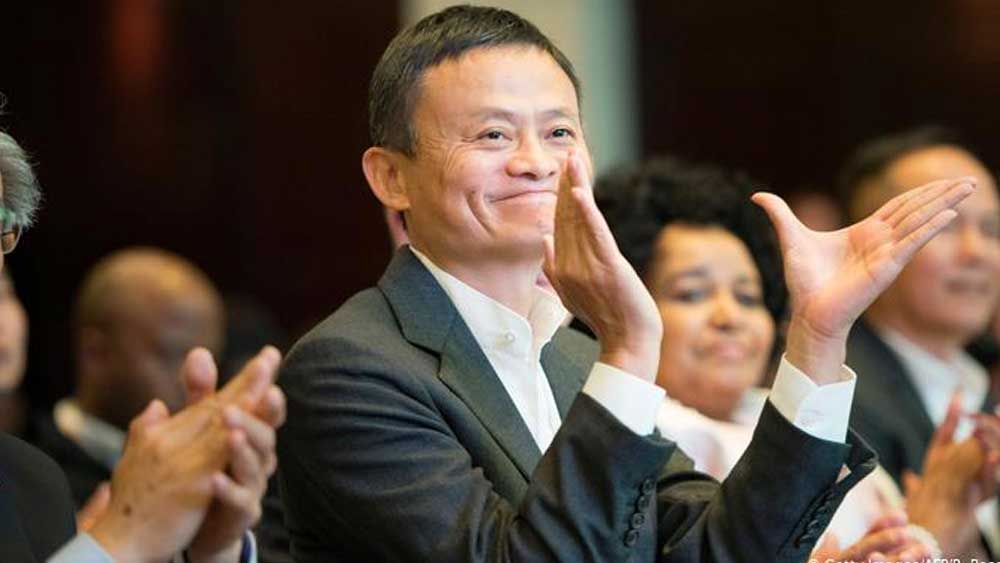 এর পর নিজের দেশে বিভিন্ন সংস্থার ওয়েবসাইট তৈরি করে পরবর্তী পর্যায়ের সলতে পাকাতে শুরু করেন মা। ১৯৯৯ সালে ১৮ জন বন্ধুকে নিয়ে শুরু করেন ‘আলিবাবা’। বিজনেস টু বিজনেস মার্কেটপ্লেস এই সাইট শুরু হয়েছিল তাঁর নিজের বাড়িতে।