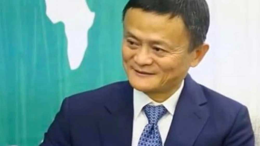 দু’মাস আগে শাংহাইয়ের এক অনুষ্ঠানে বর্তমান চিন সরকারের নিন্দা করায় তাঁর উপরে খোদ চিনা প্রেসিডেন্ট রুষ্ট ছিলেন বলেন দাবি বেশ কিছু সংবাদমাধ্যমের। এর জেরে মা-য়ের আর এক সংস্থা অ্যান্ট-কে আর্থিক নজরদারি সংস্থার কোপে পড়তে হয় বলেও শোনা যায়। তিন সন্তানের বাবা জ্যাক মা-কে সরকারের তরফে দেশ না ছাড়ার নির্দেশ দেওয়া হয়েছিল।