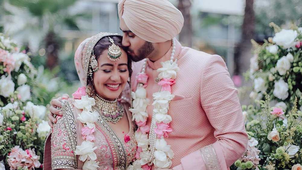 নেহা কক্কর এবং রোহনপ্রীত সিংহ:  এই সারিতে প্রথম যাঁদের নাম মাথায় আসে তাঁরা হলেন নেহা কক্কর এবং রোহনপ্রীত সিংহ। একটি মিউজিক সেটে তাঁদের আলাপ হওয়ার দু'মাসের মধ্যেই বিয়ে করে ফেলেন তাঁরা। ২৪ অক্টোবর দিল্লিতে ধুমধাম করে বিয়ের অনুষ্ঠান করেন তাঁরা।