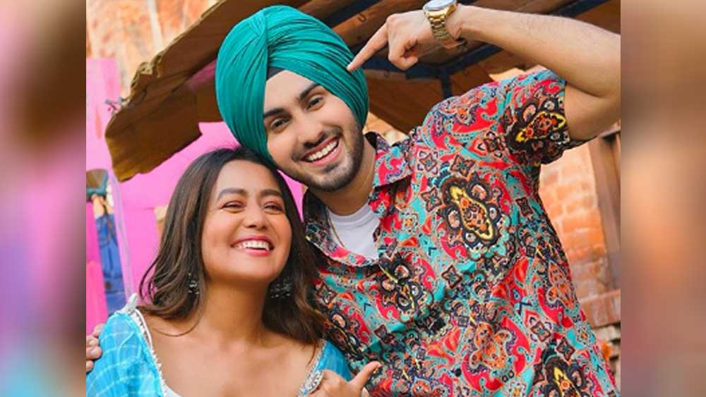 প্রথম দেখাতেই নেহাকে ভাল লেগে গিয়েছিল রোহনপ্রীতের। নেহাও স্পষ্ট জানিয়ে দিয়েছিলেন, এই সম্পর্ককে তিনি সিরিয়াসলিই নিচ্ছেন। বিয়ের জন্যই মানসিক ভাবে প্রস্তুত থাকছেন। বিয়ের কথায় প্রথমে রোহনপ্রীত অস্বস্তিতে পড়ে যান। দু'জনের মধ্যে কখাও বন্ধ হয়ে যায়। তার পরই রোহনপ্রীত বুঝতে পারেন, নেহাকে কতটা ভালবেসে ফেলেছেন তিনি। নেহাকে বিয়ের প্রস্তাব দিয়ে দেন রোহন।