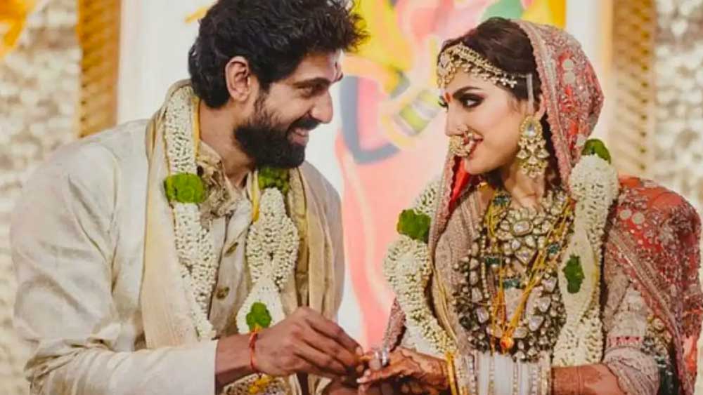 রানা ডাগ্গুবতী এবং মিহিকা বাজাজ:  করোনা আবহের মধ্যে গত মে মাসে বাগদান সেরেছিলেন। আর অগস্টে সোজা ছাদনাতলায় হাজির হন ‘বাহুবলী’র বল্লালদেব অর্থাৎ রানা ডাগ্গুবতী। দীর্ঘদিনের প্রেমিকা মিহিকা বাজাজের সঙ্গে হায়দরাবাদের রামানাইডু স্টুডিয়োতেই বিয়েটা সেরে ফেলেন বড় পর্দার এই ‘খলনায়ক’।