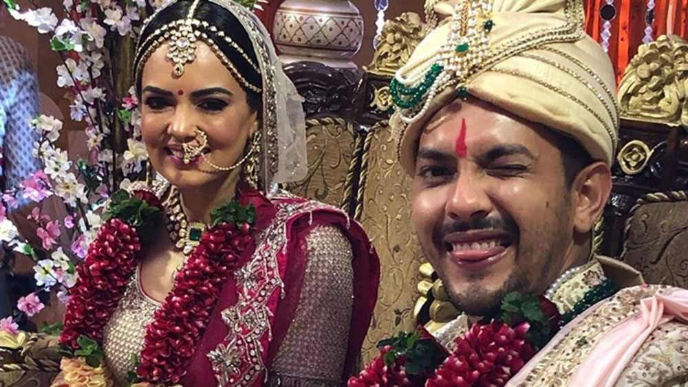 শ্বেতা আগরওয়াল এবং আদিত্য: সম্প্রতি ডিসেম্বরে জুহুর ইসকন মন্দিরে অভিনেত্রী শ্বেতা আগরওয়াল ও গায়ক আদিত্যর বিয়ে হয়। শ্বেতাকে বরমাল্য পরানোর সময়ে বন্ধুরা কোলে তুলতেই আদিত্যর শৌখিন প্যান্ট নাকি ফেটে গিয়েছিল! ভাগ্য ভাল, বন্ধুর কাছে বাড়তি একটি পাজামা ছিল। তাই দিয়ে সম্ভ্রম বাঁচান আদিত্য। মধুচন্দ্রিমায় উড়ে যান শ্রীনগরে।