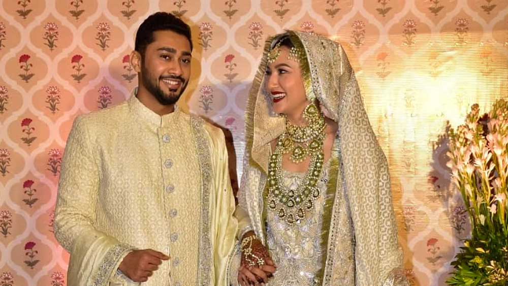 গওহর খান এবং জায়েদ:  ২৫ ডিসেম্বর গওহর খান বিয়ে করেন সঙ্গীত পরিচালক ইসমাইল দরবারের ছেলে জায়েদকে। প্রথামাফিক নিকাহ-র পরে রাজকীয় পার্টিরও আয়োজন করেন তাঁরা। তাঁদের বিয়ের ডিজিটাল আমন্ত্রণপত্র ছিল আলোচনার কেন্দ্রে। সেখানে তাঁদের প্রেমপর্বকে বলা হয়েছে ‘লকডাউন লভস্টোরি’।