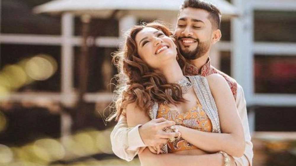 তাঁদের আলাপ হয়েছিল শপিং সেন্টারে। দু’জনেই কেনাকাটা করছিলেন। তার পর ক্রমে ঘনিষ্ঠ হয় আলাপ। সেখান থেকে প্রেম। গান গেয়ে এবং আংটি দিয়ে গওহরকে প্রপোজ করেন জায়েদ।