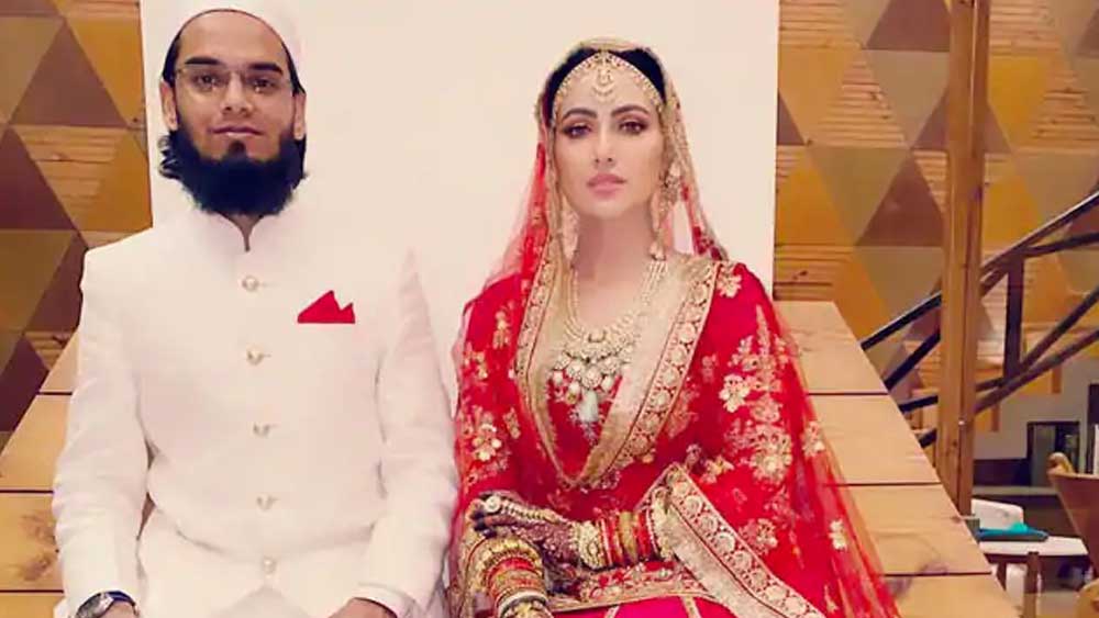 সানা খান এবং মুফতি অনস:  ২০ নভেম্বর বিবাহবন্ধনে আবদ্ধ হন এক সময়ের হট অভিনেত্রী সানা খান এবং মুফতি অনস। তাঁদের বিয়ের ছবি সোশ্যাল মিডিয়ায় ভাইরাল হতেই, নবদম্পতির দিকে ধেয়ে আসে কুরুচিকর মন্তব্য,  মিম,  ট্রোল ইত্যাদি। যার মোদ্দা কথা ছিল, এই জুড়ি একেবারেই বেমানান। তবে এ সবকে তোয়াক্কা না করেই নিজেদের মতো করে ভালবাসায় দিন কাটাচ্ছেন তাঁরা।