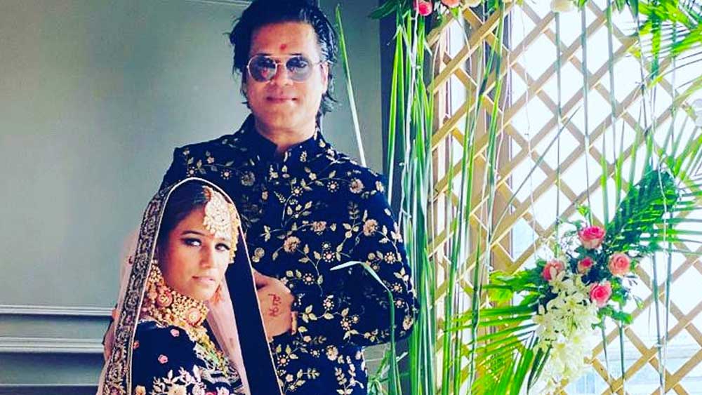 পুনম পাণ্ডে এবং স্যাম বম্বে:  সেপ্টেম্বরে অভিনেত্রী পুনম পাণ্ডে বিয়ে করেন স্যাম বম্বেকে। মাস ঘুরতে না ঘুরতেই তাঁদের দাম্পত্য কলহ এমন পর্যায়ে পৌঁছয় যে, স্বামীর বিরুদ্ধে শ্লীলতাহানি এবং শারীরিক নির্যাতনের অভিযোগ দায়ের করে বসেন পুনম।  স্ত্রী-এর অভিযোগে গ্রেফতার অবধি হতে হয় স্যামকে। পরে অবশ্য দুজনের মিলও হয়ে যায়।