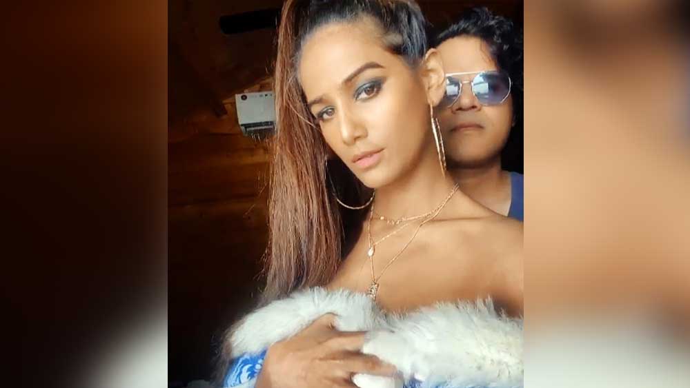 দু’বছর লিভ-ইন সম্পর্কে থাকার পর বিবাহবন্ধনে আবদ্ধ হন স্যাম এবং পুনম। বিয়ের পর হনিমুনের জন্য গোয়ায় উড়ে যান তাঁরা। সেখানেই ঘটে যেতেই এই বিপত্তি। আপাতত সুখেই রয়েছেন তাঁরা।