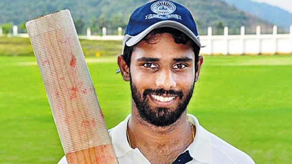 হনুমা বিহারী: টিম ইন্ডিয়ায় চোটগ্রস্তদের তালিকায় নয়া সংযোজন লোকেশ রাহুল। প্রথমে মনে করা হয়েছিল হনুমা বিহারীর জায়গায় তিনি দলে ঢুকতে পারেন। তবে তেমন কিছু হয়নি। দলে নেওয়া হয়েছে হনুমাকেই। ব্যাটিংয়ের পাশাপাশি অফ-ব্রেকও করতে পারেন। তবে খুব একটা ভাল ফর্মে নেই তিনি।