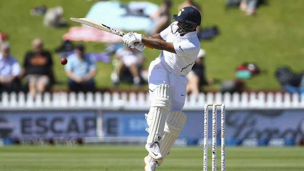 ঋষভ পন্থ: ঋদ্ধিমান সাহার বদলে দলে এলেও মেলবোর্নে বড় রান করতে পারেননি। তবে প্রথম ইনিংসে তাঁর ঝোড়ো ব্যাটিং ভারতকে চাপমুক্ত করেছিল। উইকেটের পিছন থেকেও ভরসা জুগিয়েছেন ঋষভ। ফলে  আপাতত ঋদ্ধিমানের দলে জায়গা পাওয়া বেশ কঠিন বলেই মনে করছেন অনেকে।