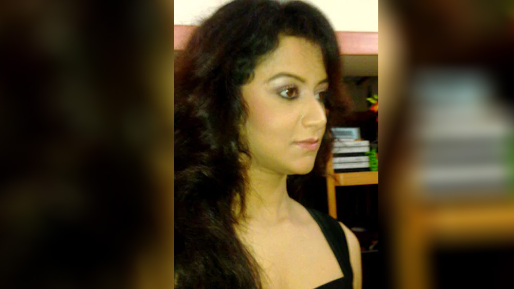 প্রিয়াঙ্কা ওরফে মুন তখন মোহনবাগান ক্লাবের প্রাক্তন এক কর্তা তথা শিল্পপতির পূত্রবধূ। কিন্তু জুনিয়র বা তাঁর পরিবারের কাছে নিজের বিবাহিত পরিচয় পুরোপুরি গোপন করে যান তিনি।