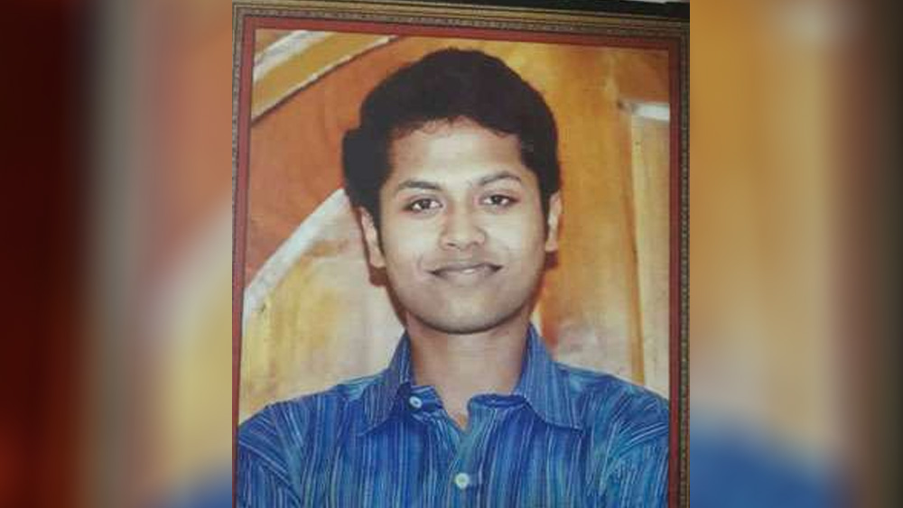 প্রিয়াঙ্কা এবং জুনিয়রের মেলামেশাকে সামাজিক বন্ধনের পরিণতি দিতে আপত্তি ছিল না ওই সফ্টওয়্যার ইঞ্জিনিয়ারের পরিবারের। দু’জনের বিয়ের পরিকল্পনাও সেরে ফেলেছিলেন জুনিয়রের অভিভাবকরা।