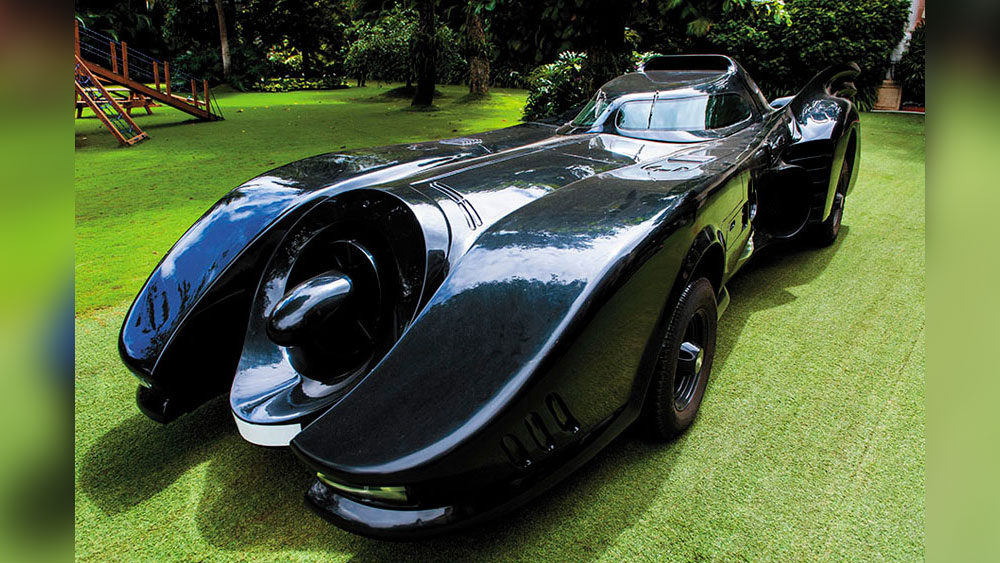 পরবর্তীকালে ব্যাটম্যানের সেই গাড়ির রেপ্লিকা বাস্তবের মাটি ছুঁয়ে ছুটে বেরিয়েছে বারবারই। কখনও মস্কোর রাস্তাতে তার দেখা মিলেছে তো কখনও ভারতের পুণেতেও পথচারীদের অবাক করে চক্কর কেটেছে।