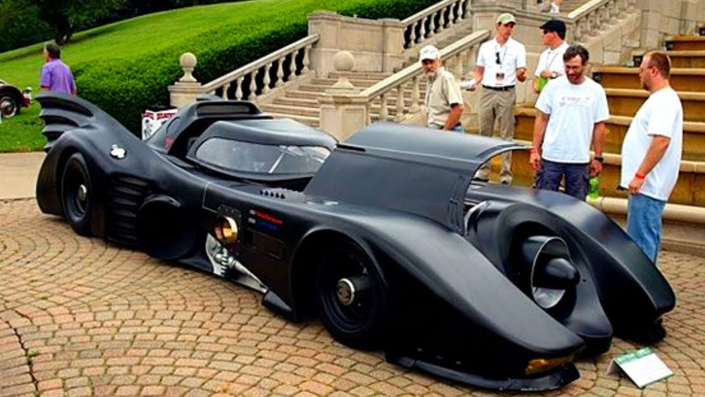 চল্লিশ ছুঁইছুঁই আদারের জীবনযাত্রা যেন আক্ষরিক অর্থেই রূপকথার পাতা থেকে তুলে আনা রাজকুমারের গল্প।