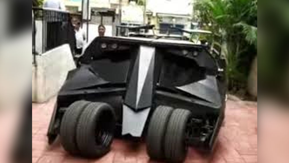 গাড়িটি অবশ্য বাইরে থেকেই দেখতে ব্যাটমোবাইলের মতো। ভিতরে পুরোদস্তুর মার্সিডিজ। বাইরের লুক ছাড়া তার কোনও বদল করা হয়নি।