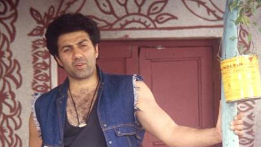 কিন্তু কিছু দিন পরে সানির মনে হতে থাকে ‘লন্ডন’ ছবির কাজ শেষ করা প্রয়োজন। তাছাড়া এই ছবির পিছনে প্রচুর অর্থও লগ্নি হয়ে গিয়েছিল।